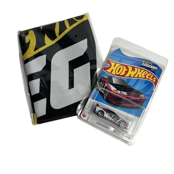 2022 Hot Wheels Legends Tour Bundle Nissan Skyline GT-RR32 And Flag In Hand - Picture 1 of 4